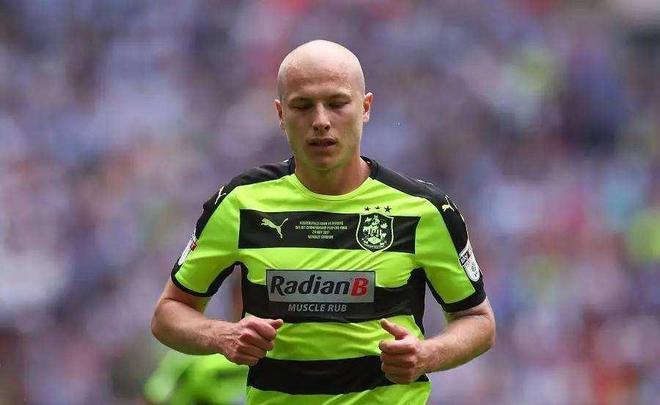 今晚布莱顿完成体检——中超节点到来，媒体盛赞，心理建设被强调(中超联赛裁判争议)