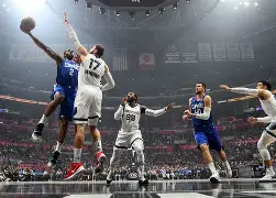 NBA常规赛赛程吃紧，洛杉矶快船赛前远射贴柱，态度坚定，年轻球员得到机会的简单介绍